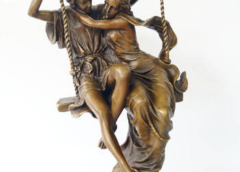 Para zakochanych na huśtawce figura z brązu rzeźba piękna