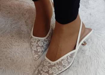 (42) Ślubne, koronkowe niskie czółenka wieczorowe z odkrytą piętą, NOWE