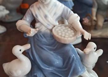 Figurka dziewczynka z kaczuszkami Figurka dziewczynka z kaczuszkami