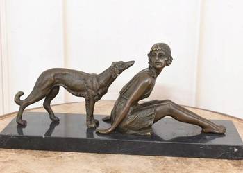 Siedząca Dziewczyna z Psem Chartem - Figura z Brązu - Sygnowana