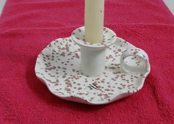 Ceramiczny świecznik JYSK nakrapiany z rączką vintage boho