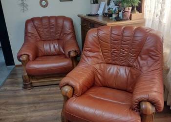 Zestaw dwóch skórzanych foteli do salonu lub biura