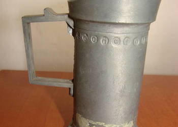 mały cynowy dzbanek