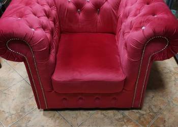Fotel w stylu chesterfield.