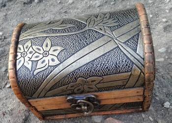 Sprzedam kuferek drewniany z zamknięciem