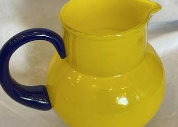 Żółty wazon z polskiego szkła artystycznego