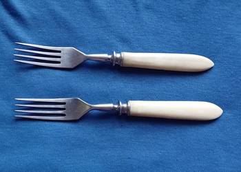 Dwa widelce ze stali nierdzewnej z ebonitowymi obsadkami. CCCP.