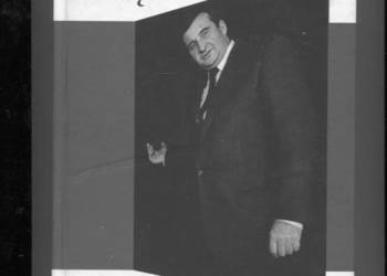 Skarpetka w ręku Krzysztof Kowalewski w garderobie