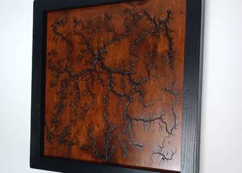 Unikalny obraz z drewna – sztuka fraktalna Lichtenberg 50x50 cm, czarna ram
