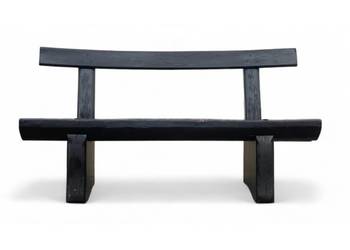 Surowa czarna ławka z litego drewna, masywna forma, estetyka prymitywna