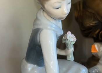 Figurka Dziewczyna zrywająca kwiaty. Lladro. 1971 Projekt Vincente Martinez