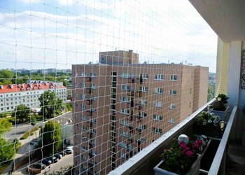 Montowanie siatek na balkon przeciw ptakom Warszawa Siatka na balkon Montaż