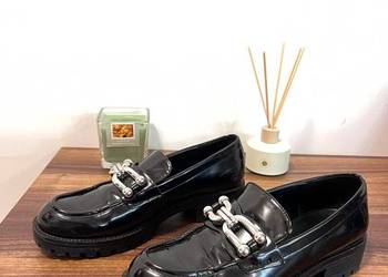 Damskie loafersy lakierowane Zara