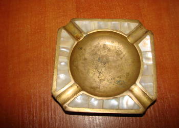 mała mosiężna popielniczka