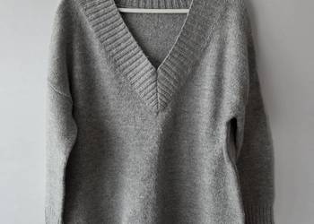Szary sweter oversize dekolt w serek L