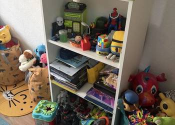 Drewniany domek dziecięcy w zestawie z stolikiem i krzesłami