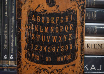 Ouija spirytyzm wywoływanie duchów halloween gra planszowa