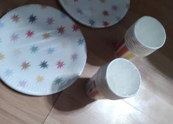 zestaw talerzy plus kubki na impreze dla dzieci