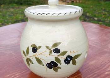 Ceramiczny pojemnik na cebulę, szalotkę lub czosnek. Pojemnik jest szkliwio