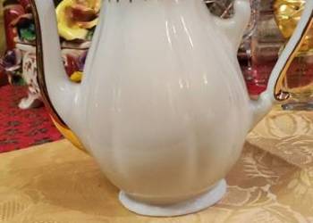 Niewielki zgrabny dzbanek biel bordo złoto porcelana sygnowa