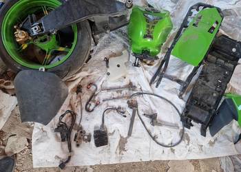 Kawasaki zx10r 04-05  czesci   felga   wahacz blotnik zbiorniczek