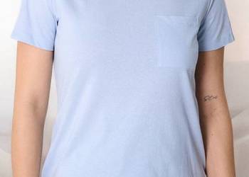 niebieski shirt z kieszonką Sinsay