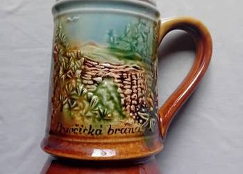 Ceramiczny kufel Ditmar Urbach, zdobiony malowanym reliefem. II połowa XXw.