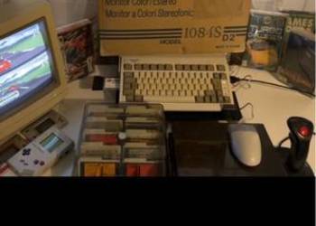 Zestaw dla konesera retro komputer Amiga i monitor Comodore  z pudełkiem