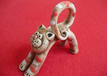 Kot - z cyklu "brzydkie ale fajne" - Figurka - glina malowana - 8 x 8 x 3cm