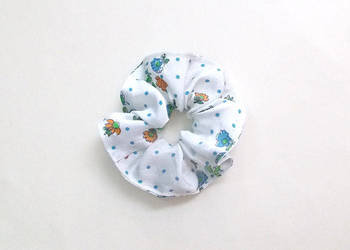 satyna gumka scrunchie, biała scrunchie do włosów z satyny