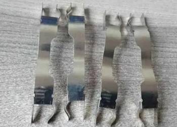 Fiat 125p Polonez blaszki jarzm klocków zabezpieczenia komplet 4szt