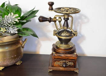 drewniany MŁYNEK do kawy żeliwny z kołem