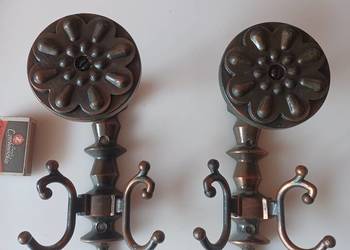 Dwa piękne, duże wieszaki.