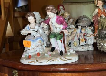 Figurka porcelanowa Pary Dworskiej- z owieczką. Syg. CDC. Ręcznie zrobioną
