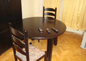 k[pl. stół i 4 szt, krzeseł