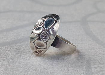 Masywny srebrny pierścionek.