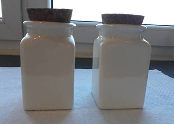 dwa śliczne ceramiczne pojemniki na przyprawy korek