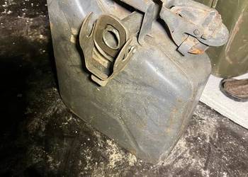 Kanister wojskowy metalowy 5L z nalewakiem – PRL, stalowy