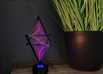 Dekoracyjna lamka uv z siatką geometryczną 3d
