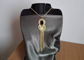 Ciekawy  klasyczny wisiorek na łańcuszku