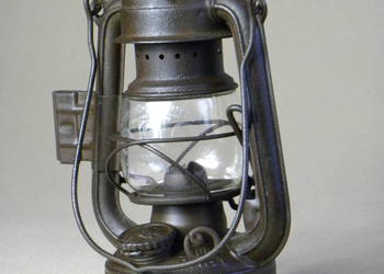 Wojskowa lampa naftowa Feuerhand 175 z uchwytem bocznym