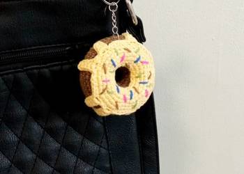 Donut wykonany na szydełku brelok zawieszka