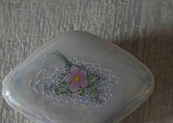 Porcelanowa szkatułka z kwiatem Porcelanowa szkatułka z kwiatem