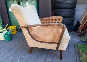 Stary fotel na sprężynach z rattanem vintage prl