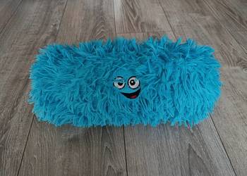 pluszowa poduszka, która przypomina postać z "Ulicy Sezamkowej"