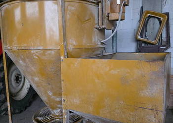 Mieszalnik pasz ze śrutownikiem