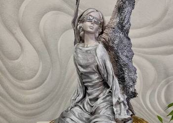 Anioł - siedzący na plastrze drewna - Sprzedany Anioł - siedzący na plastrze drewna - Sprzedany