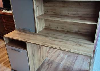 Biuro z półką wiszącą