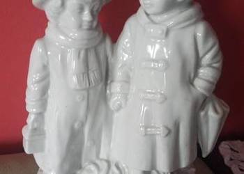Figurka pary. Ona z torebeczką, On z parasolem