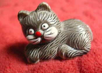 Kot - Bofrost Niemcy 1995 - mała figurka - 3,5 x 4,5 x 2,5 cm Khaki